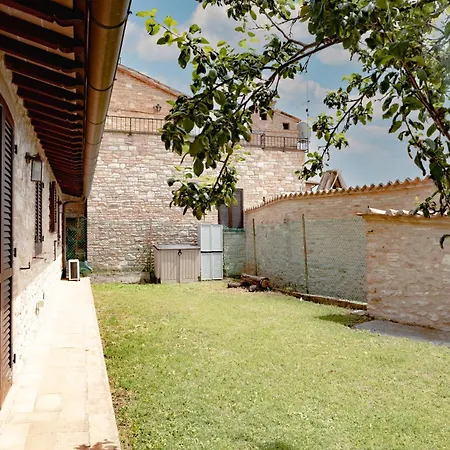 Rustic House, Con Patio E Giardino, Centro Dom wakacyjny *